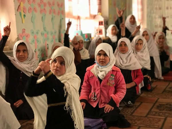 CH1659191_Girls_attend_a_community-based_education_class_in_Kabul,_Afghanistan.jpg