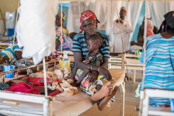 CH138502_Child_and_mother_at_Aguie'_hospital.jpg