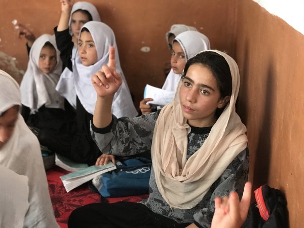 Niñas en una escuela a las afueras de Kabul