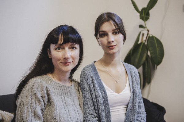 A portrait of Ana*, 15, and her mother, Nina*, who fled Ukraine to Romania because of conflict - Anna Pantelia / Save the Children