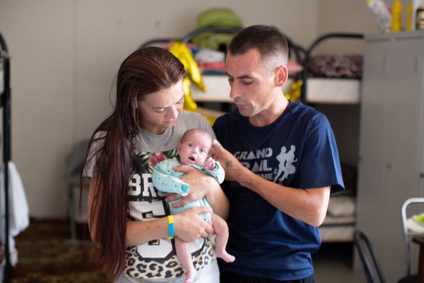 Antonina y Andriy con su bebé prematuro Ganna en un centro colectivo del este de Ucrania. Samantha Halyk / Save the Children