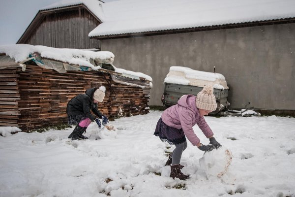 Alyona, de 5 años, juega al aire libre con su familia en el norte de Rumanía. Alina Smutko/Save the Children