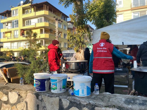 Personal de Save the Children distribuye comida caliente a 500 personas afectadas por el terremoto en Hatay, Turquía. Personal de Save the Children distribuye comida caliente a 500 personas afectadas por el terremoto en Hatay, Turquía.
