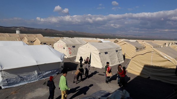 Tiendas para los supervivientes del terremoto suministradas por una organización socia de Save the Children Tiendas para los supervivientes del terremoto suministradas por una organización socia de Save the Children