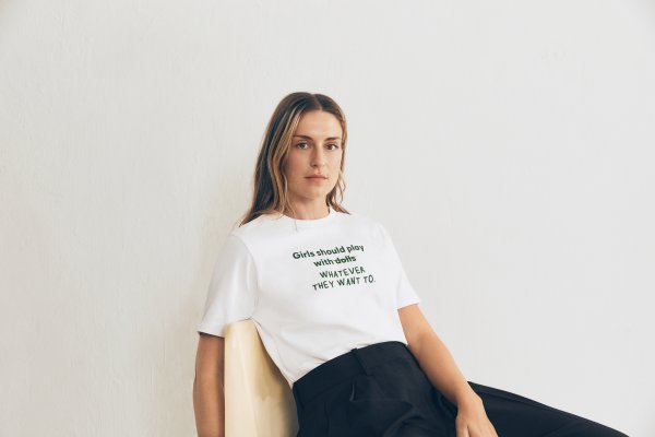 Alexia Putellas ha codiseñado esta camiseta solidaria cuyos beneficios se destinarán a Save the Children. © Mango Alexia Putellas ha codiseñado esta camiseta solidaria cuyos beneficios se destinarán a Save the Children. © Mango