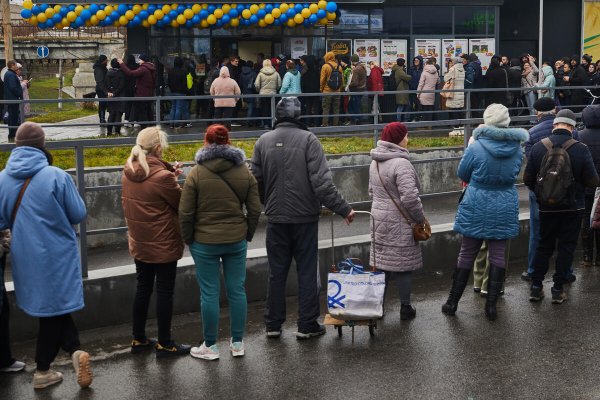Cola para un supermercado en Ucrania