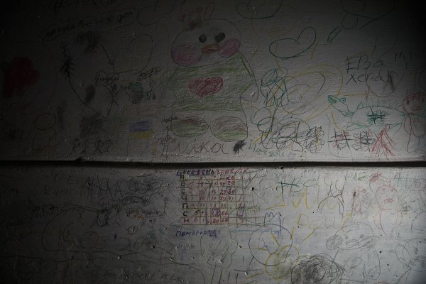Foto del dibujo de los niños y un calendario que marca los días de marzo de 2022, el momento en que los fueron confinados en este sótano de la escuela, que señala la Comisión de Investigación