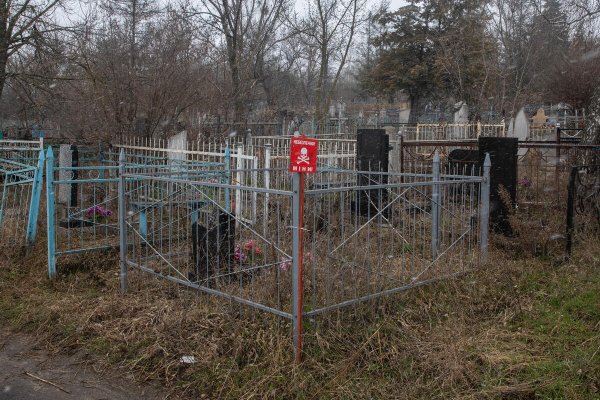 Señal de mina en la entrada de un cementerio en Ucrania Señal de mina en la entrada de un cementerio en Ucrania