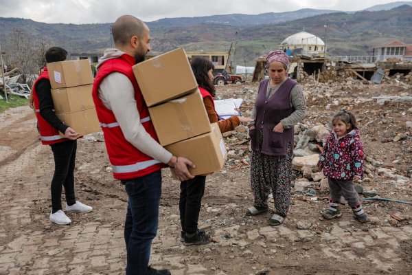 Save The Children está distribuyendo una amplia gama de artículos, incluidos kits de higiene y dignidad, así como lonas y mantas, en las regiones de Turquía afectadas por el terremoto. Save The Children está distribuyendo una amplia gama de artículos, incluidos kits de higiene y dignidad, así como lonas y mantas, en las regiones de Turquía afectadas por el terremoto.