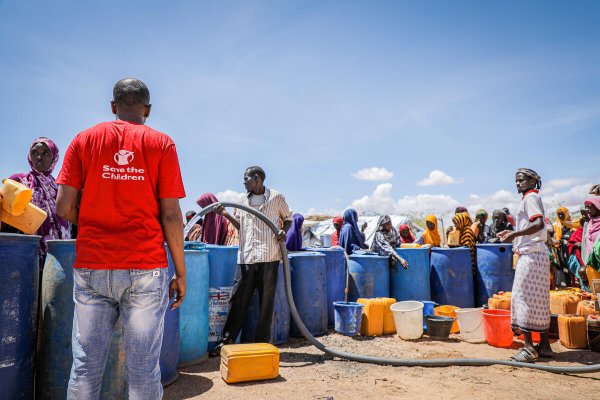 Varias personas haciendo cola para conseguir agua potable suministrada por Save the Children después de que las inundaciones destruyeran las infraestructuras en el sur de Somalia. Foto: Awale Koronto/ Save the Children 