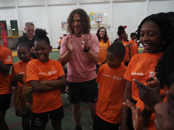 Carles Puyol visita los proyectos de Save the Children y la Fundación FC Barcelona en Buenaventura, Colombia. Foto: Kim Manresa