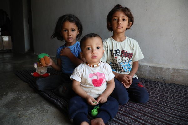 Bayan con sus dos hermanas