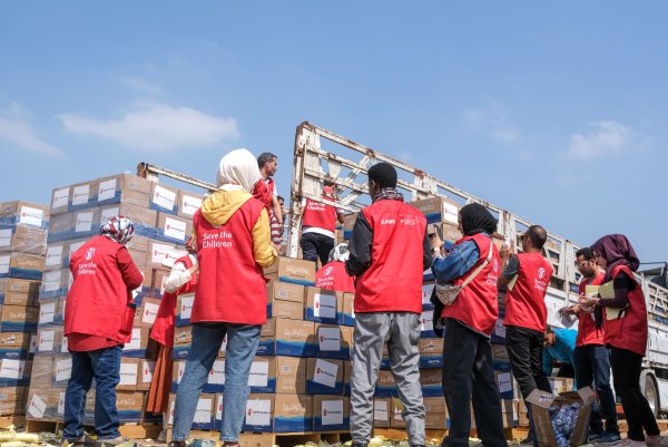 Personal de Save the Children en Egipto carga camiones con suministros de primera necesidad para Gaza. Foto: Save the Children.