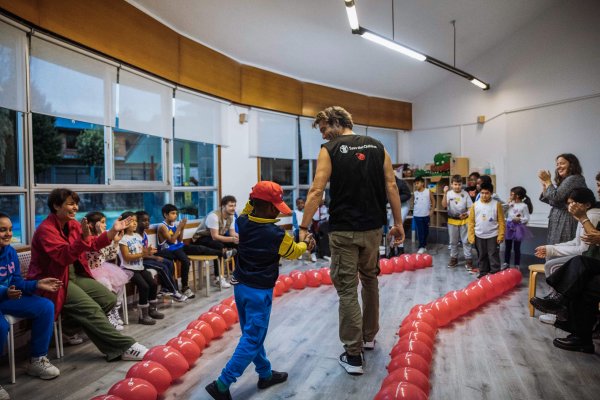 Jon Kortajarena desfilando en una pasarela improvisada por Save the Children en Barakaldo (Bizkaia) con decenas de niños y niñas. 