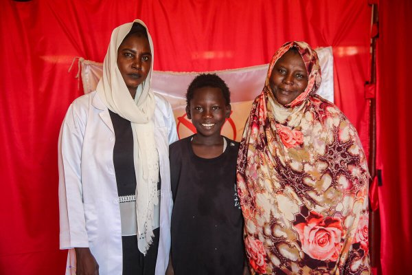 Hamid con una doctora y su madre