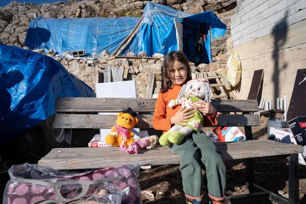 Asli, de 9 años, vive en una tienda de campaña cerca de Adıyaman, Turquía, con sus padres. Foto: Ayşe Nur Gençalp / Save the Children Turquía 