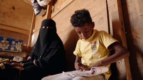 Khaled, de 12 años, estudia con su madre Saeeda en su casa en un campamento de Lahj, Yemen. Foto: Save the Children Khaled, de 12 años, estudia con su madre Saeeda en su casa en un campamento de Lahj, Yemen. Foto: Save the Children