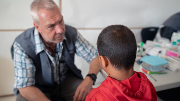 El Dr. Simon Struthers, pediatra de Save the Children, atiende a niños y niñas en Rafah Foto: Soraya Ali/Save the Children. 