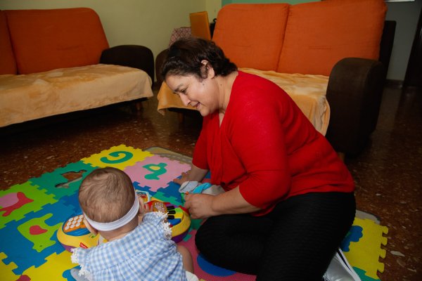 Raquel es madre soltera y vive con sus dos hijos de nueve y dos años en Valencia. Paga 500 euros de alquiler, casi la totalidad de su sueldo algunos meses. Foto: Pablo Martí - diodo Media / Save the Children Raquel es madre soltera y vive con sus dos hijos de nueve y dos años en Valencia. Paga 500 euros de alquiler, casi la totalidad de su sueldo algunos meses. Foto: Pablo Martí - diodo Media / Save the Children