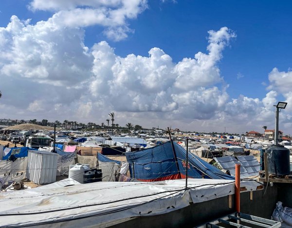 Tiendas de campaña en la abarrotada al-Mawasi, tras la reubicación forzosa de familias de Rafah. Foto: Save the Children. Tiendas de campaña en la abarrotada al-Mawasi, tras la reubicación forzosa de familias de Rafah. Foto: Save the Children.