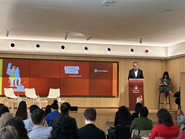 Imagen del acto de presentación de la campaña #SinConexión, para garantizar los derechos de la infancia y la adolescencia en Internet. En el atril, Andrés Conde, director general de Save the Children. Foto: Save the Children Imagen del acto de presentación de la campaña #SinConexión, para garantizar los derechos de la infancia y la adolescencia en Internet. En el atril, Andrés Conde, director general de Save the Children. Foto: Save the Children