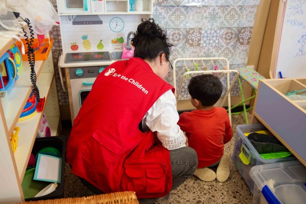 Una educadora de Save the Children junto a uno de los niños que la entidad atiende en Paiporta / Pablo Martí – Diodo Media