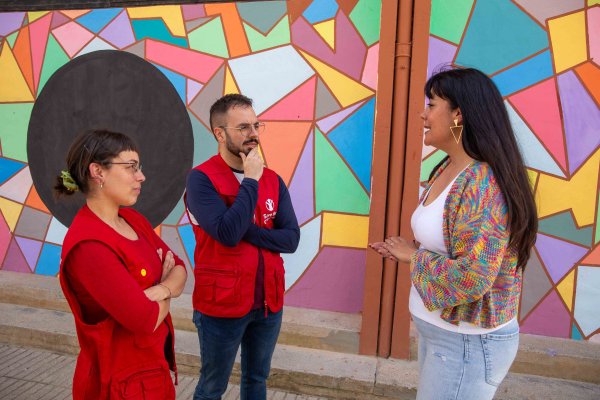 Carol y personal de Save the Children en Paiporta / Pablo Martí – Diodo Media Carol y personal de Save the Children en Paiporta / Pablo Martí – Diodo Media