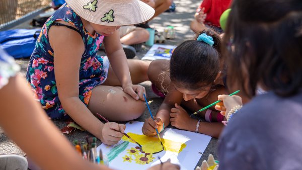 Nuestro equipo - Niñas pintando