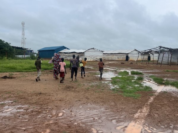 Las recientes inundaciones en los campos de refugiados de Sudán del Sur, junto con los recortes en la ayuda humanitaria, han agravado una de las peores crisis alimentarias del mundo. Foto: Belinda Goldsmith/Save the Children