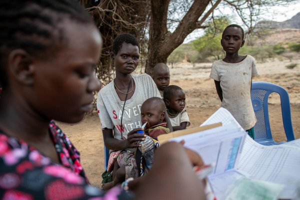 Doctora de STC con Josephine y sus 4 hijos