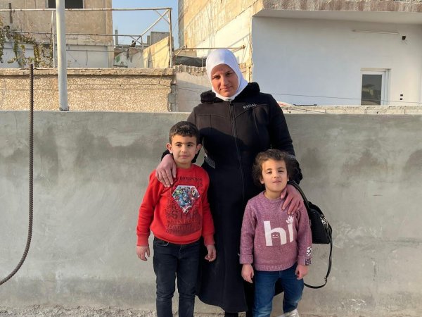 Nour, de 42 años, y sus hijos Zahra, de 6, y Hassan, de 8, en una zona rural de Damasco, Siria. Foto de Belinda Goldsmith/Save the Children. Nour, de 42 años, y sus hijos Zahra, de 6, y Hassan, de 8, en una zona rural de Damasco, Siria. Foto de Belinda Goldsmith/Save the Children.