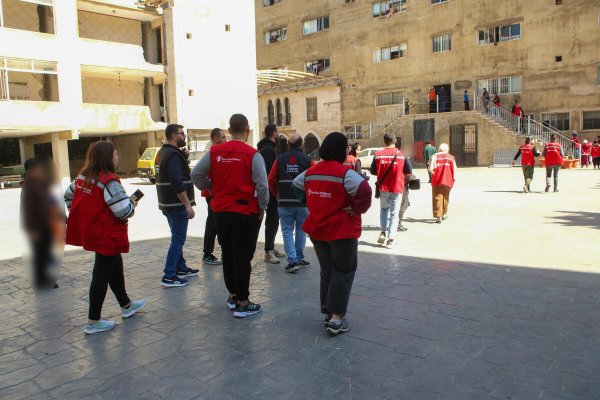 Personal de Save the Children en Líbano visitando un centro para familias desplazadas