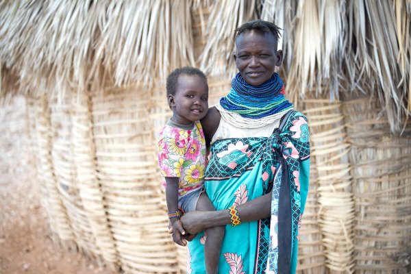 Lomanat con su hija Ereng delante de su casa en Kenya