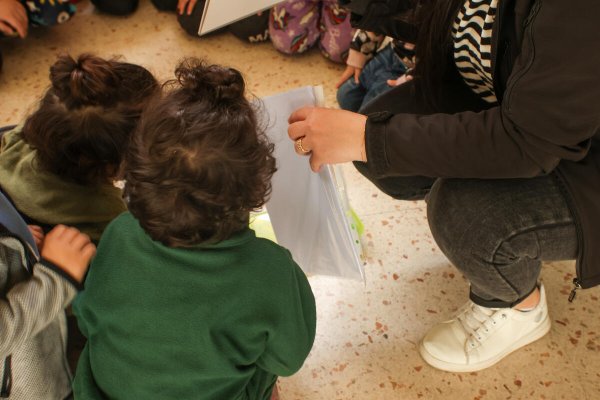 Niños y niñas en un Espacio Seguro para la Infancia en Líbano