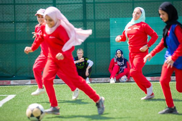 Niñas entrenan en el campo de Coaching for Life en Za’atari (Jordania)