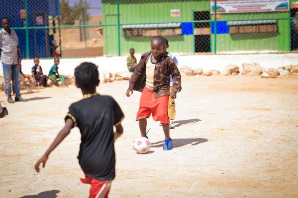 Niños participan en actividades en un espacio amigable para la infancia en un campamento de desplazados internos en Somalia.