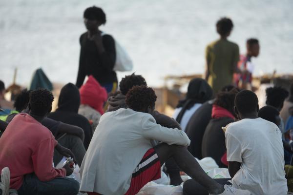 Ceuta, adolescentes en la playa del trampolín