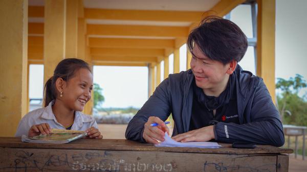 Niña de Camboya habla con educador Save the Children