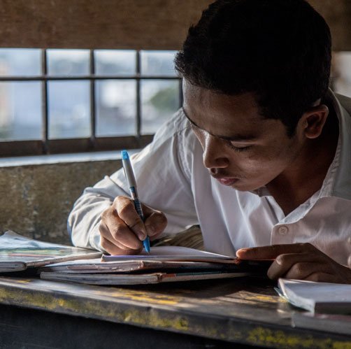 AK estudiando en una de nuestras escuelas en la India AK estudiando en una de nuestras escuelas en la India
