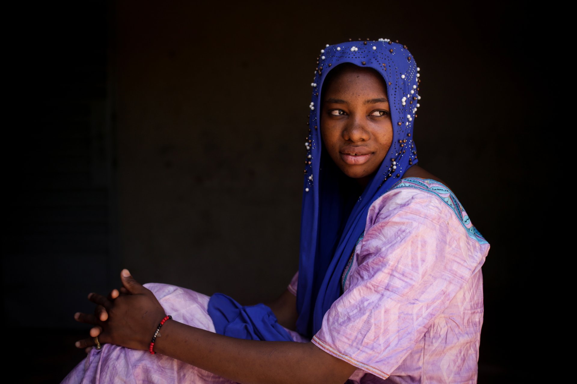 niña en zona de guerra Sahel