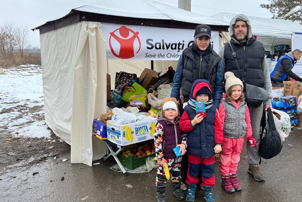 familia ucrania recibe ayuda