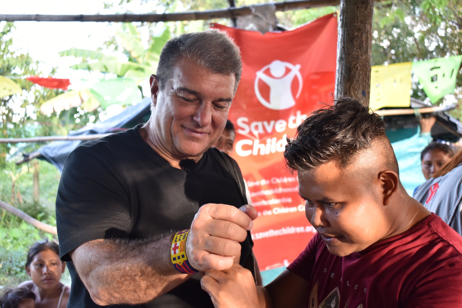 Joan Laporta visita los programas de Save the Children en Colombia Laporta en Colombia con Save the Children