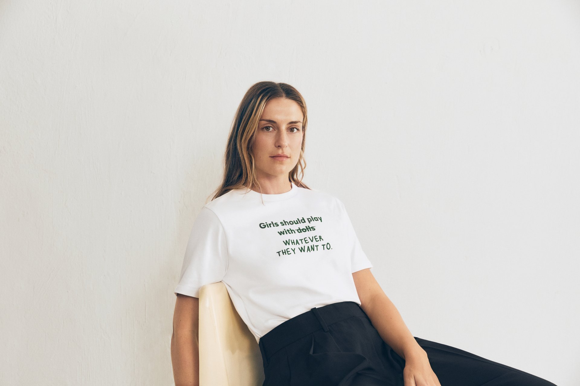 Alexia Putellas ha codiseñado esta camiseta solidaria cuyos beneficios se destinarán a Save the Children. © Mango Alexia Putellas ha codiseñado esta camiseta solidaria cuyos beneficios se destinarán a Save the Children. © Mango