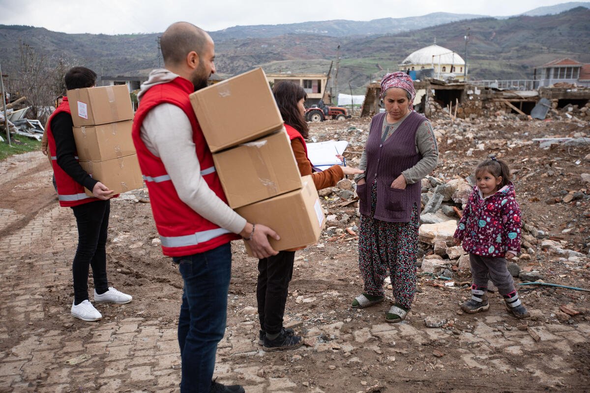 Entrega de ayuda humanitaria tras terremoto en Turquía