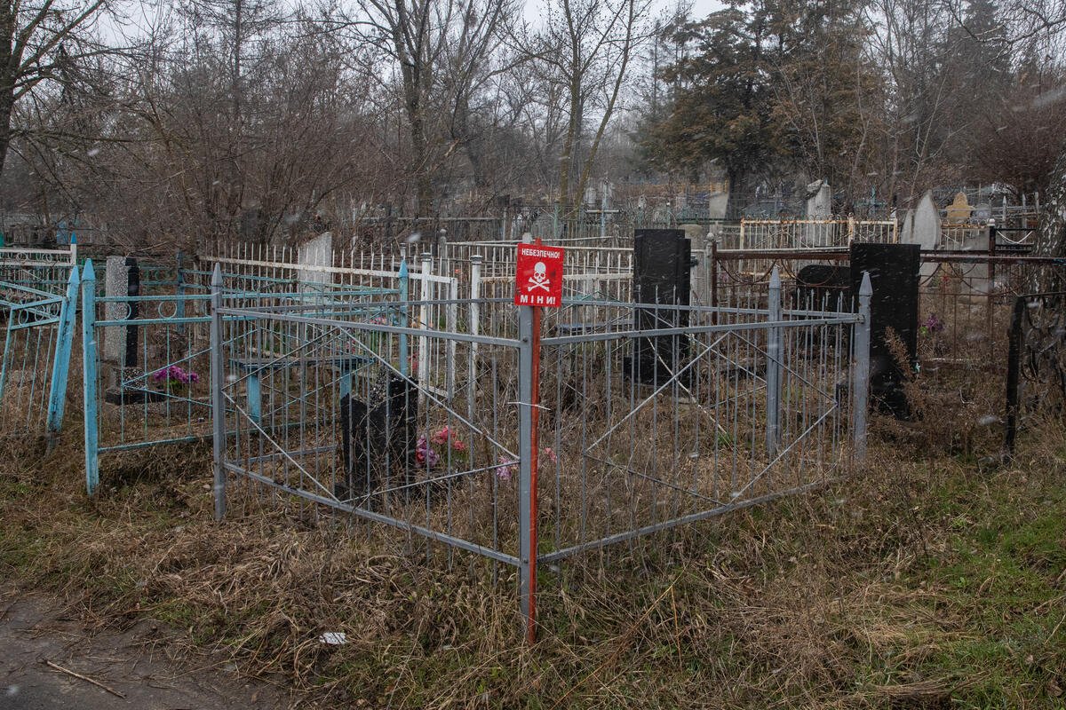 Señal de mina en la entrada de un cementerio en Ucrania Señal de mina en la entrada de un cementerio en Ucrania