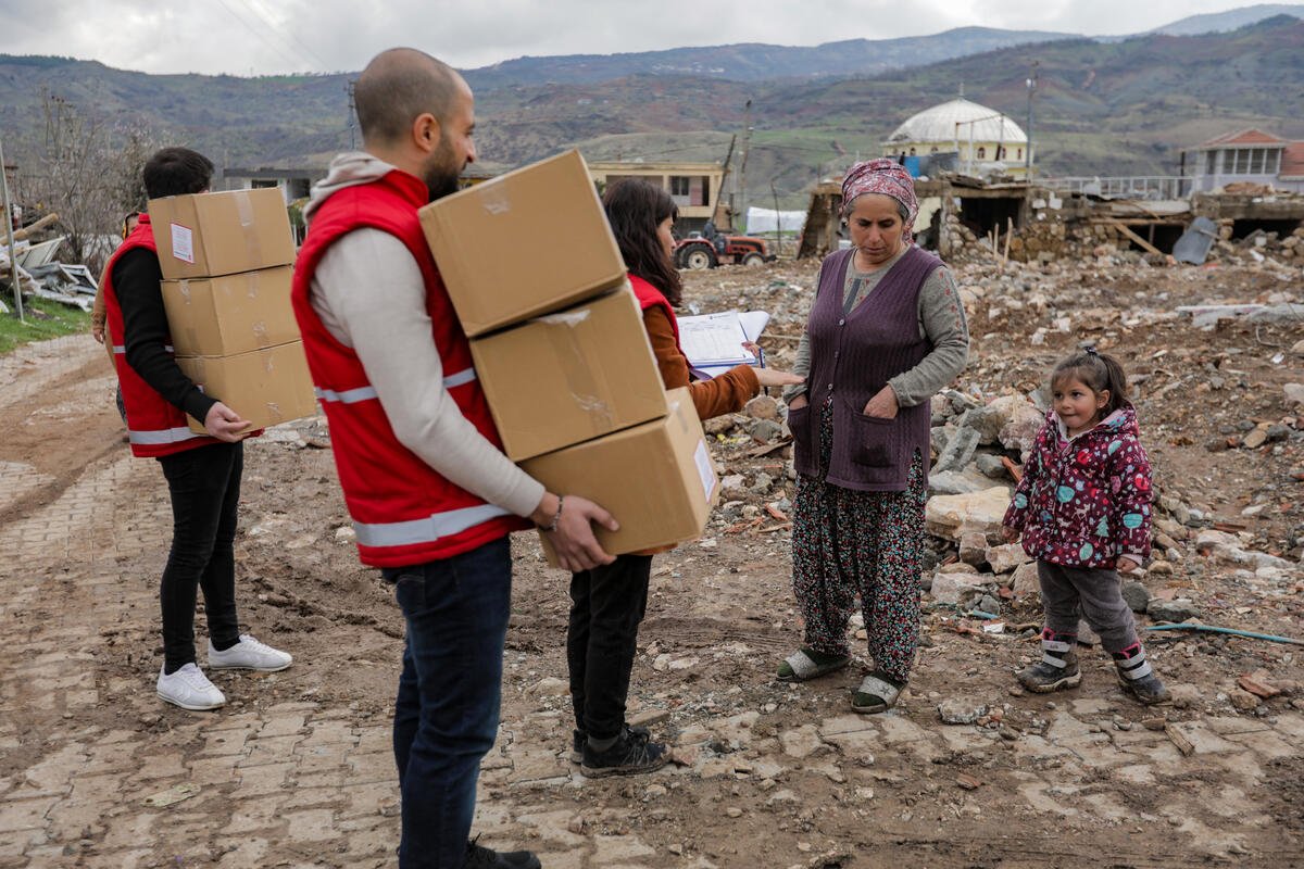 Save The Children está distribuyendo una amplia gama de artículos, incluidos kits de higiene y dignidad, así como lonas y mantas, en las regiones de Turquía afectadas por el terremoto.