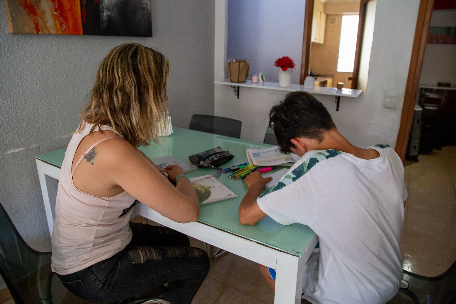 Marcela es madre de un niño de 14 años. Sus ingresos, de unos 600€ al mes, no le permiten cubrir el coste total de la crianza de su hijo. © Pablo Martí – Diodo Media / Save the Children