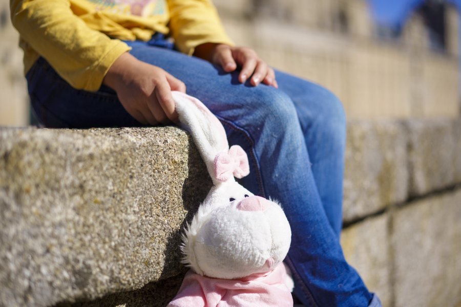 Imagen niño o niña con un peluche Imagen niño o niña con un peluche