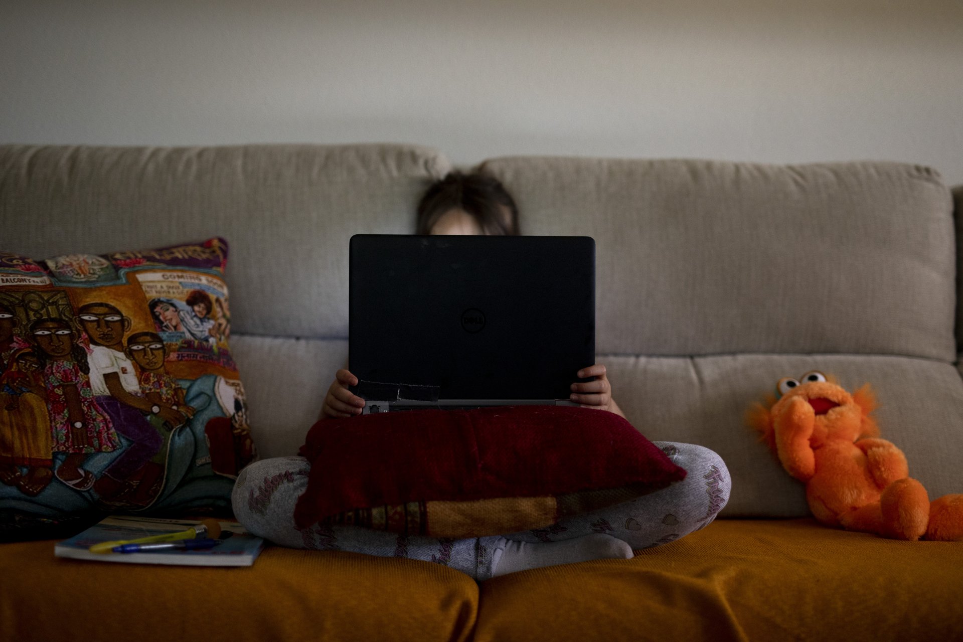 campaña derechos sin conexion_niña con el ordenador