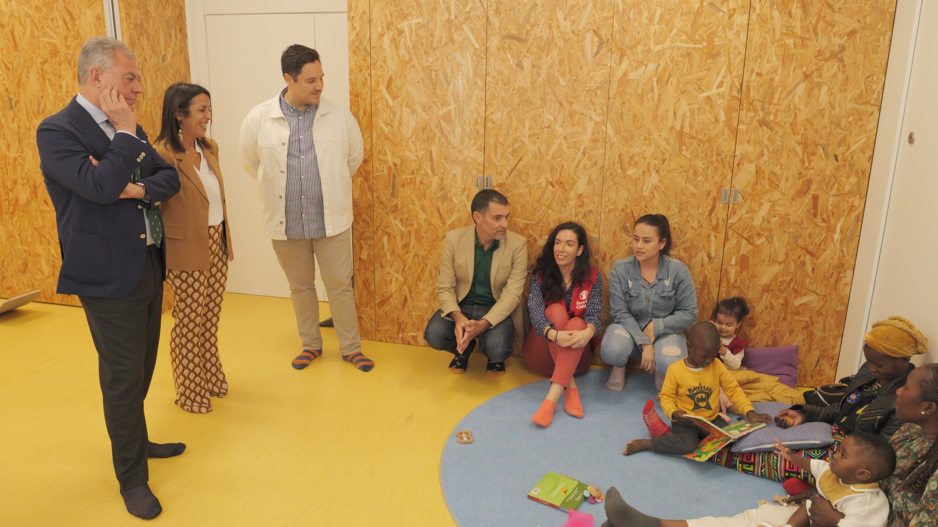 Alcalde de Sevilla visita espacio de Save the Children